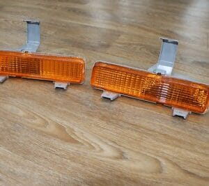 GM 5931422-21 80-90 Chevy Chevrolet Impala Front Park Light Turn Signal LH RH