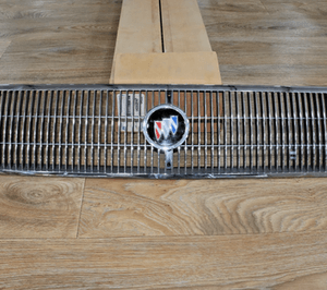 NOS GM 25525167 Grille Assembly Radiator 1985-1990 Buick Electra
