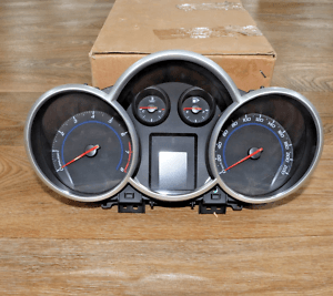 GM 95990334 688014257 Speedometer/Instrument Cluster Chevrolet Cruze NEW