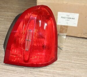 NOS F8VZ-13404-AA Lincoln Town Car RH driver tail light lamp assembly 1998-2002