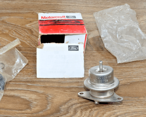 NOS OEM Ford F4TE-9C968-AA Fuel Pressure Regulator Kit  4.9L