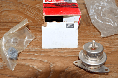 s-l400 NOS OEM Ford F4TE-9C968-AA Fuel Pressure Regulator Kit 4.9L , 2.3L , 1983-1995 - Image 4