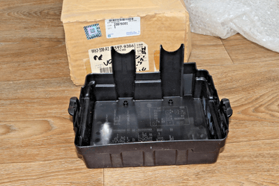 s-l400 GM 25979386 Cover Assembly, Body & Instrument Panel Wiring Harness Junction GMC - Image 3