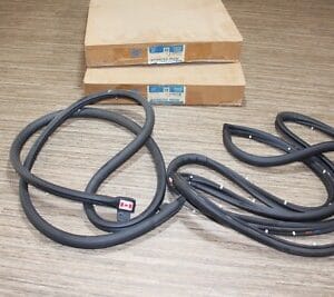 GM NOS GMC CHEVY Suburban 1980-91 Rear Cargo Door Seal Kit LH-RH GM 9764130 - 31