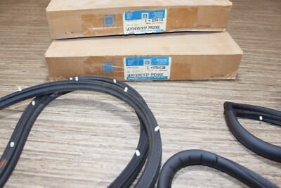 s-l400 GM NOS GMC CHEVY Suburban 1980-91 Rear Cargo Door Seal Kit LH-RH GM 9764130 - 31 - Image 2