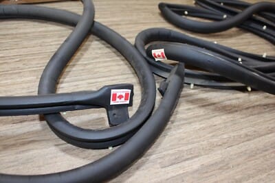 s-l400 GM NOS GMC CHEVY Suburban 1980-91 Rear Cargo Door Seal Kit LH-RH GM 9764130 - 31 - Image 3