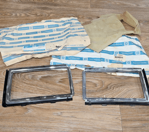 GM 1609650 - GM 1609649 Headlight Bezel Position Light RH LH 1977-1979 CADILLAC