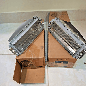 NOS 1982-90 Buick Electra/LESABRE LH-RH cornering lamp light ASSEMBLY 914413-14