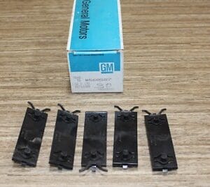 NOS GM 2 pcs body side wide moulding clips 1977-1989 Oldsmobile GM 560587
