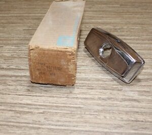 NOS GM 9713781 / 1968 PONTIAC 1971-91 GMC CHEVROLET SUBURBAN TAILGATE BEZEL