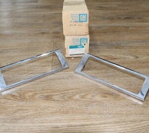 NOS GM 25502123 - 22 Buick 1980 1990 Corner Lamp Light Bezel LH-RH