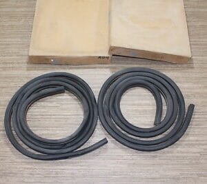 GM NOS Chevy GMC 1973-91 Pair Rear Side Door Opening Weatherstrip GM 15606409