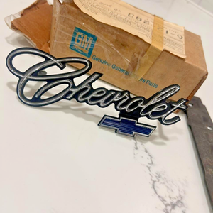 GM NOS Original  1970 Impala Caprice front Grille Emplem New 03977571