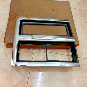 GM NOS  Chevy Blazer/Suburban 1990 1991 Headlight Bezel LH 15628669 NEW