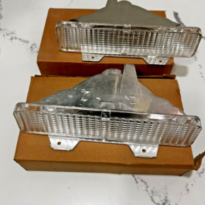 NOS 1980-1988 Oldsmobile 88/98 RH & LH TURN/PARKING LAMO ASSEMBLY 914870 914869