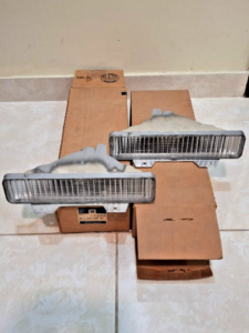 NOS 1980-1988 Oldsmobile 88/98 RH & LH  TURN/PARKING LAMO ASSEMBLY 914870 914869