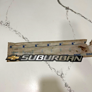 GM NOS 2000-2006 CHEVY Suburban Rear Door Hatch Tailgate Emblem 15707459