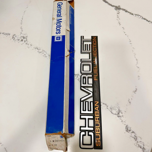 GM NOS 92-94 Chevy Suburban Passenger Rear Tailgate Door SUBURBAN Emblem15974639