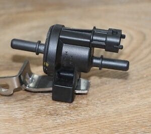 NOS GM 12611801 Valve