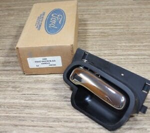 NOS FORD 1998-2002 Lincoln Town Car INTERIOR DOOR HANDLE RH REAR PASSENGER