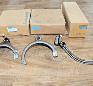 GM 3901138 GM 3901137 GM 8622666 SET Sm465 3rd Gear Shift Fork GMC CHEVY 1968-91