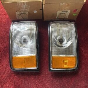 NOS GM CADILLAC DEVILLE 1994-1996 CONCOURSE PAIR FRONT TURN SIGNAL CORNER LAMPS