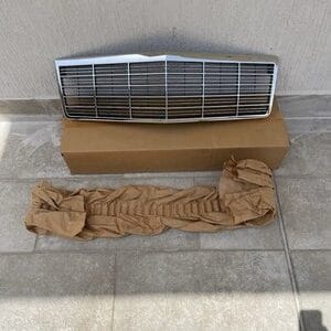 NOS GM CADILLAC DEVILLE GRILLE 25606727 25606728
