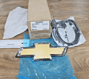 GM 23306537 Front Illuminated Bow-Tie Emblem Gold 2017-2019 Chevrolet Silverado