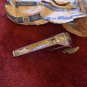 NOS GM CHEVY WAGON TAILGATE HANDLE NOS 1713967