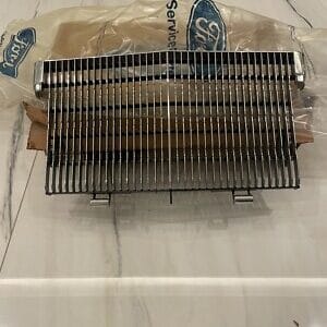 NOS FORD 1988-1989 LINCOLN TOWN CAR CHROME GRILLE E8VY-8200-A