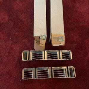 GM NOS Pontiac Front LH & RH Grill  Grille 10003212 - 10003213