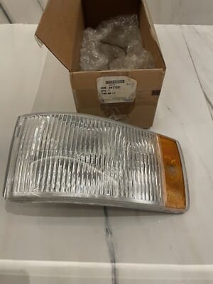 NOS 1993 1996 CADILLAC FLEETWOOD LH DRIVER SIDE FRONT TURN SIGNAL CORNER LIGHT NOS 1993 1996 CADILLAC FLEETWOOD LH DRIVER SIDE FRONT TURN SIGNAL CORNER LIGHT