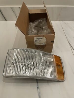 s-l400 NOS 1993 1996 CADILLAC FLEETWOOD LH DRIVER SIDE FRONT TURN SIGNAL CORNER LIGHT - Image 2