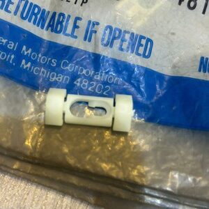 GM NOS GM 20481545 Clip